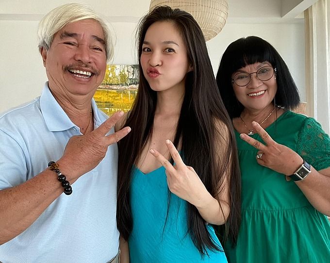 Đẳng cấp nhan sắc Hiền Thục: Mẹ chụp ảnh không căn góc cũng đẹp mê