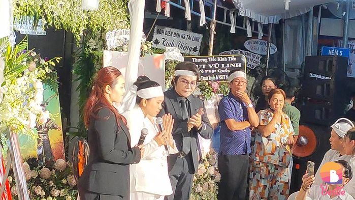 Đêm cuối tang lễ NSƯT Vũ Linh: Thanh Hằng ngã quỵ, Thoại Mỹ khóc ngất