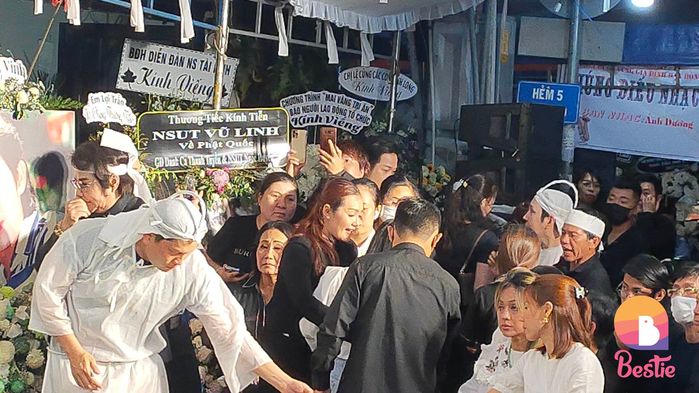 Đêm cuối tang lễ NSƯT Vũ Linh: Thanh Hằng ngã quỵ, Thoại Mỹ khóc ngất