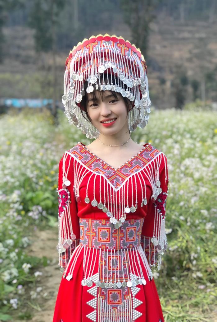 Đổi đời nhờ 1 bức ảnh, cô bé ăn xin năm nào giờ lấy chồng nổi tiếng