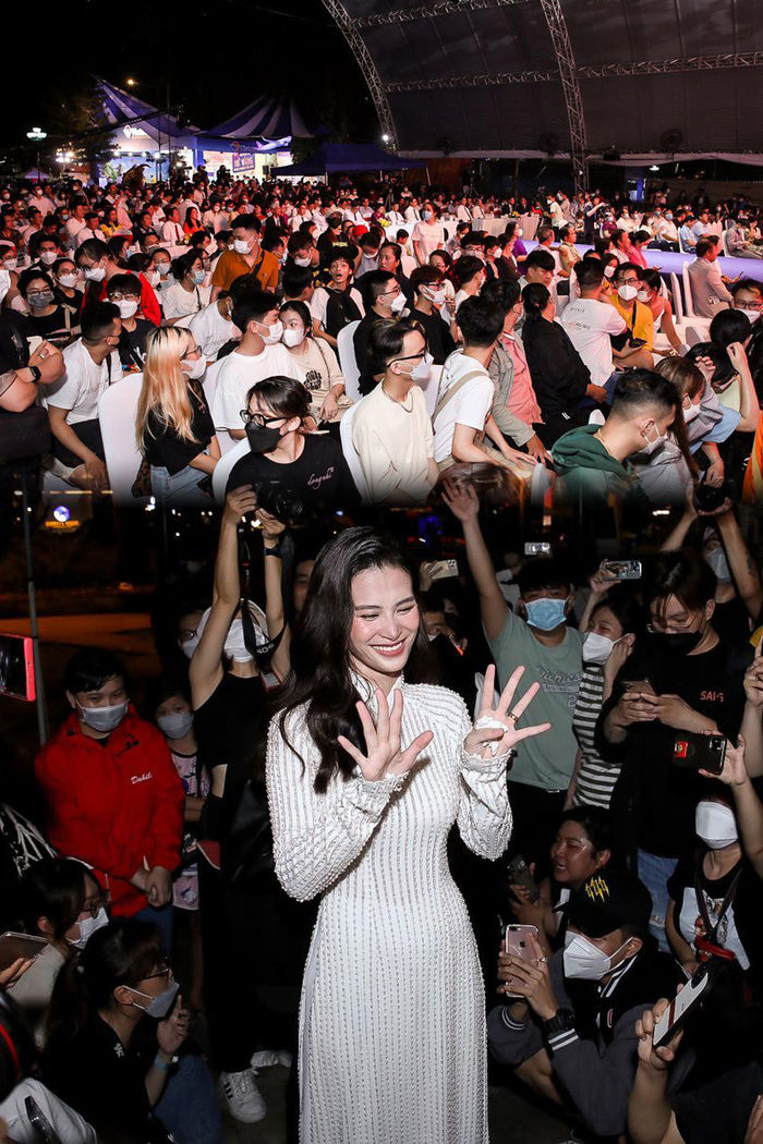 Đông Nhi quay trở lại sân khấu như chưa từng “ồn ào” với Fan Club