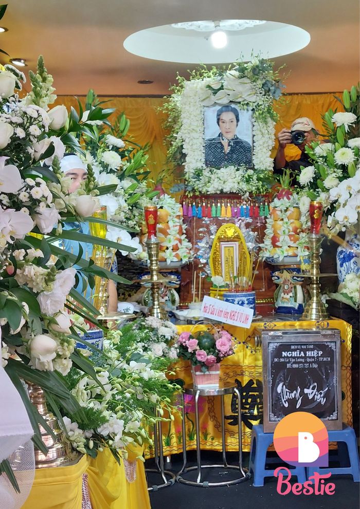 Đêm cuối tang lễ NSƯT Vũ Linh: Thanh Hằng ngã quỵ, Thoại Mỹ khóc ngất