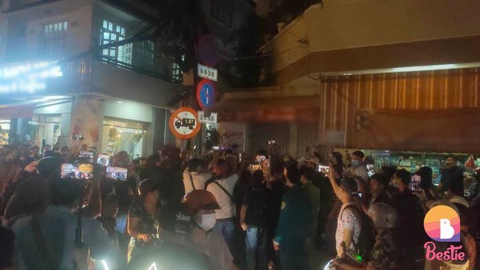 Fan đeo 200 cây vàng đến viếng NSƯT Vũ Linh, gây kẹt hẻm dân sinh