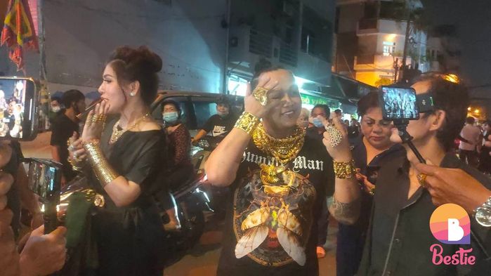 Fan đeo 200 cây vàng đến viếng NSƯT Vũ Linh, gây kẹt hẻm dân sinh
