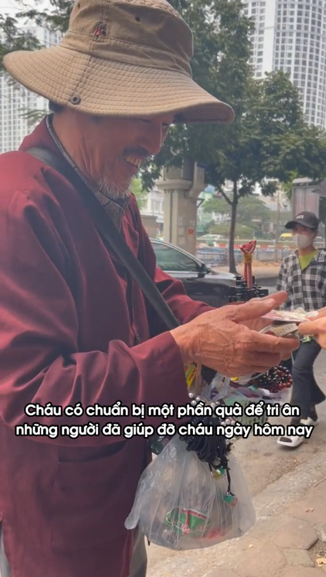 Giả khó khăn, cô gái nể phục bởi người đàn ông nghèo nuôi 2 con học ĐH