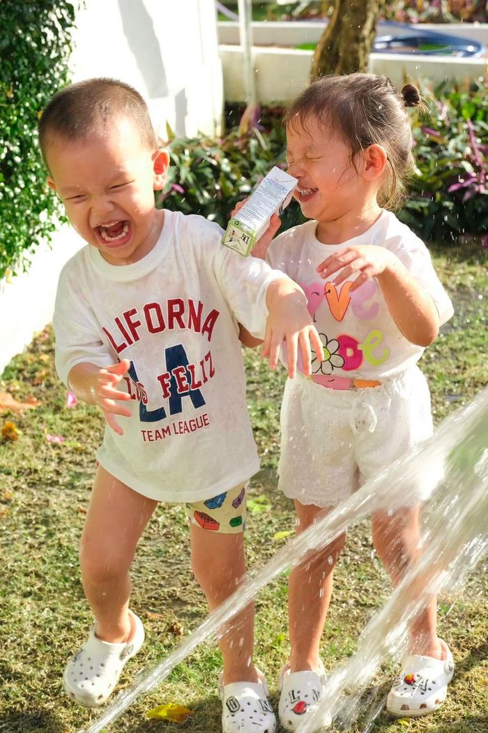Đẹp như mẹ, Lisa để tóc thế nào cũng gây mê: Búi kiểu Na Tra cưng nhất