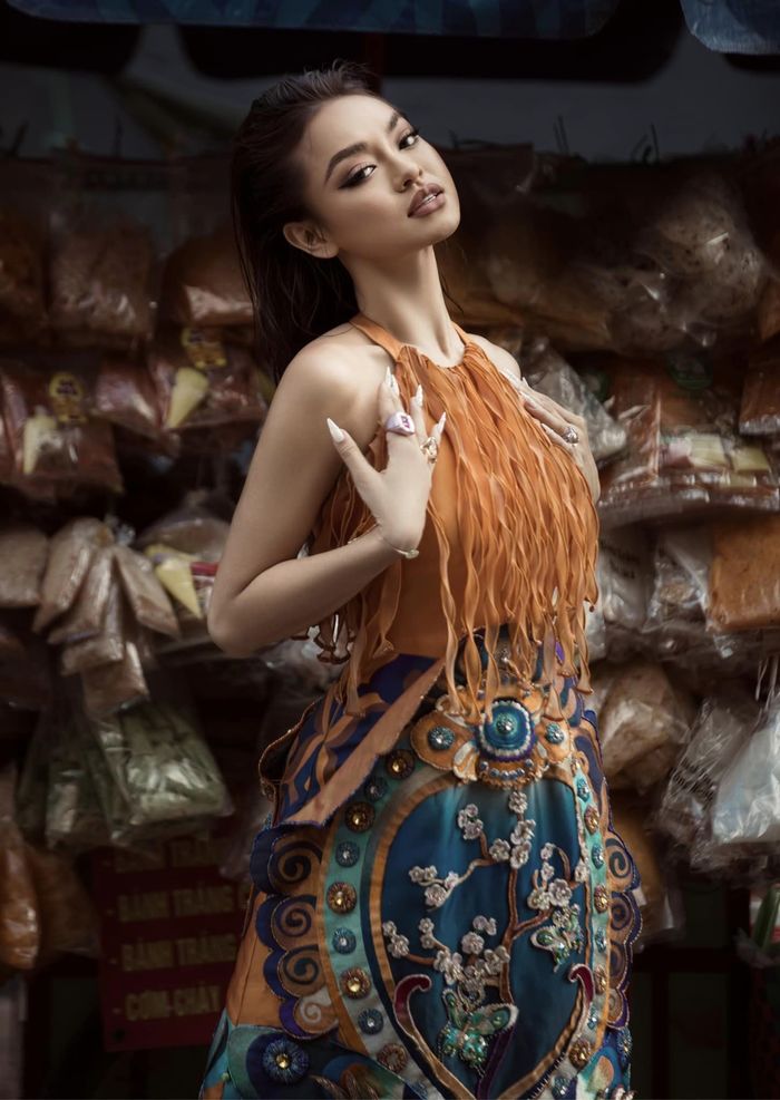 Hết đồ như múa lân, Thủy Tiên lại bị dí trang phục lạ lắm à nha