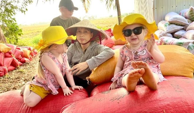 Hình ảnh mới nhất của cặp thiên thần bạch tạng tại Sóc Trăng