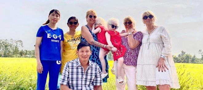 Hình ảnh mới nhất của cặp thiên thần bạch tạng tại Sóc Trăng