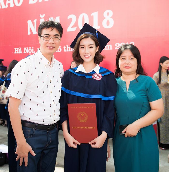 Hoa hậu Mai Phương và Đỗ Mỹ Linh: Đăng quang vẫn không quên việc học