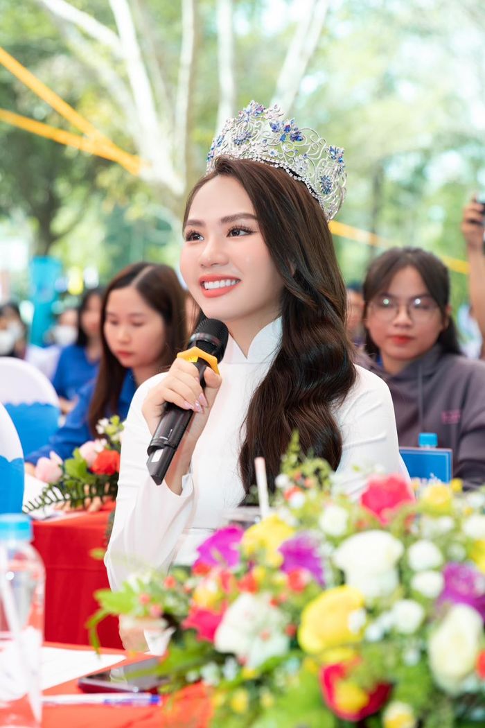 Hoa hậu Mai Phương và Đỗ Mỹ Linh: Đăng quang vẫn không quên việc học