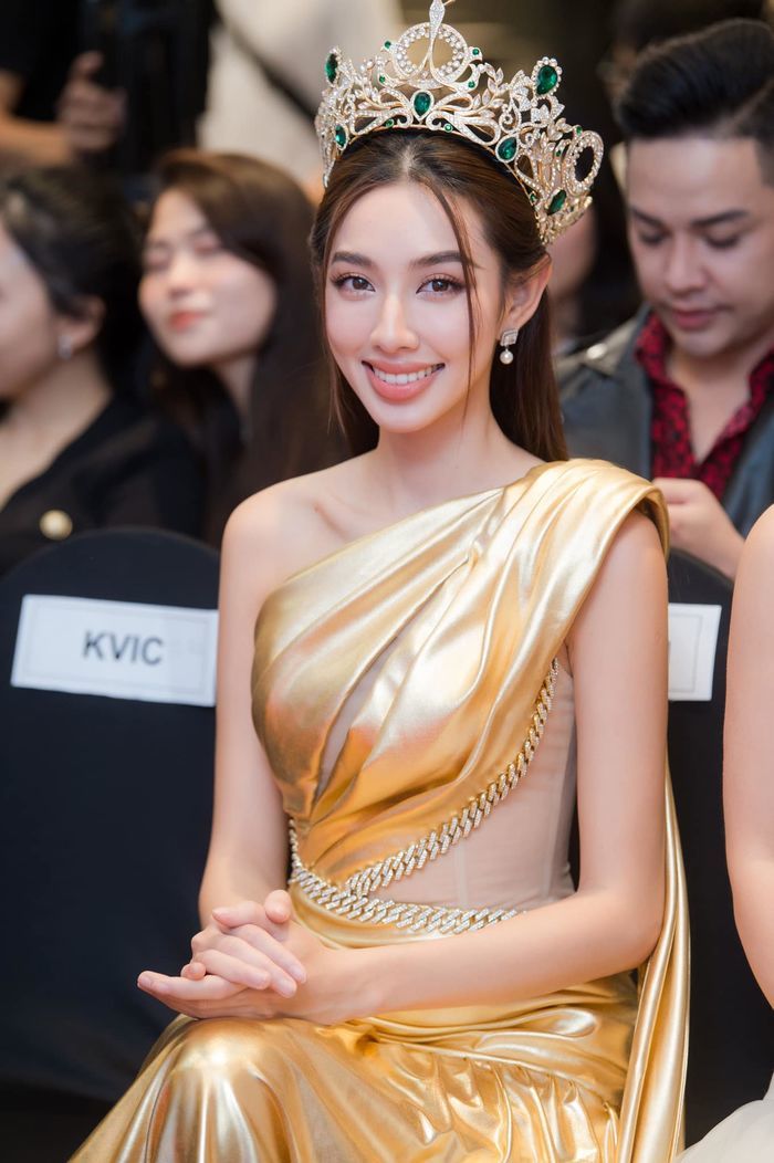 Đằng sau ánh hào quang: Thùy Tiên gục ngã sau nhiều ngày chạy show