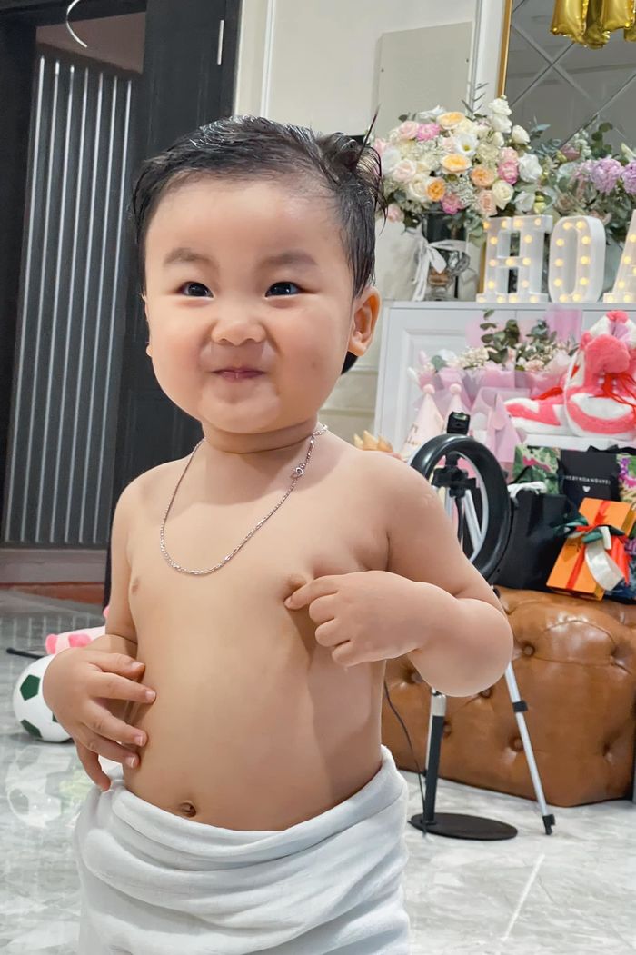 Hòa Minzy dạy con cảnh giác người lạ, bật ngửa câu trả lời của Bo Thúi