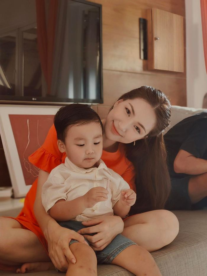 Hòa Minzy dạy con cảnh giác người lạ, bật ngửa câu trả lời của Bo Thúi