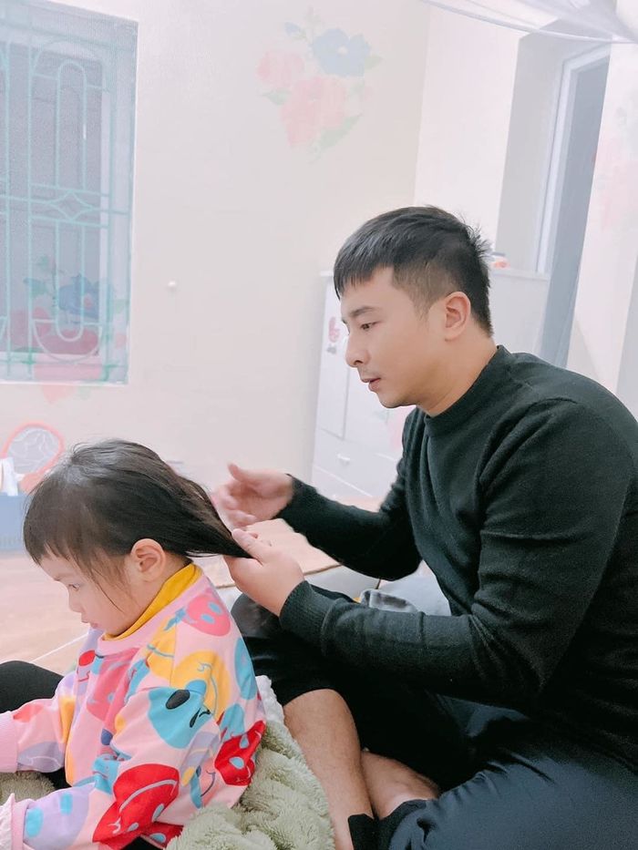 Học cắt tóc trên mạng, bố trổ tài ngay cho con gái: Thành quả bật ngửa