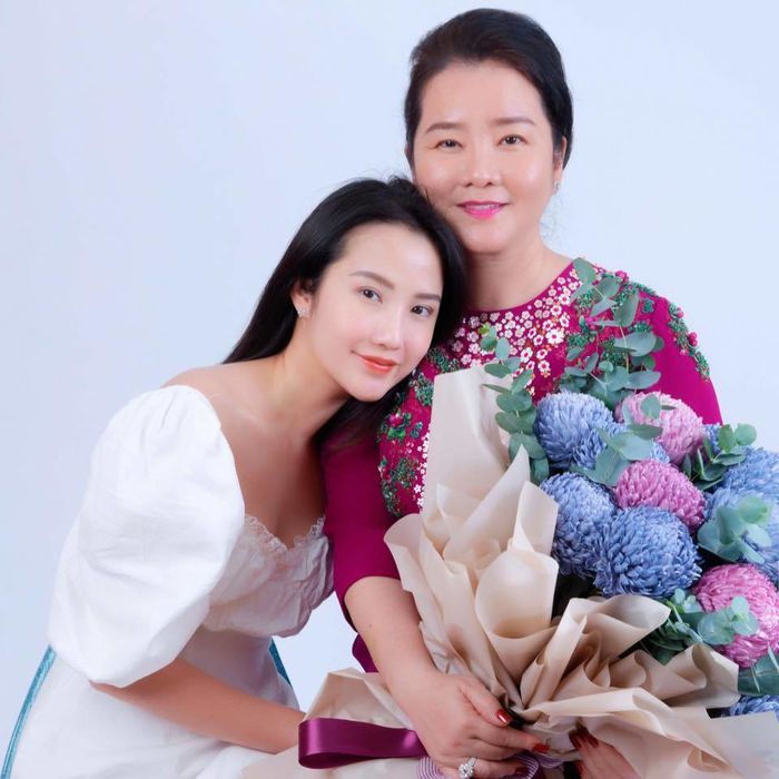 Mẹ vợ thiếu gia Phan Thành thẳng tay chi 100 triệu làm chân mày mới