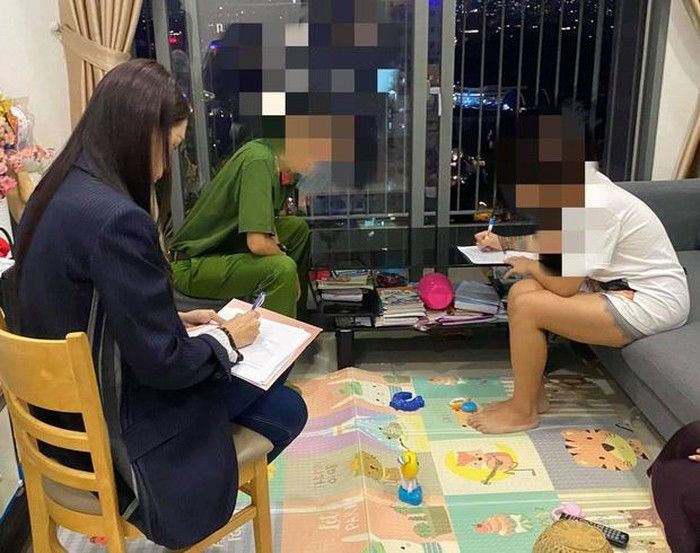 Hương Giang và những lần mất điểm ứng xử: Rủ Thùy Tiên chen hàng