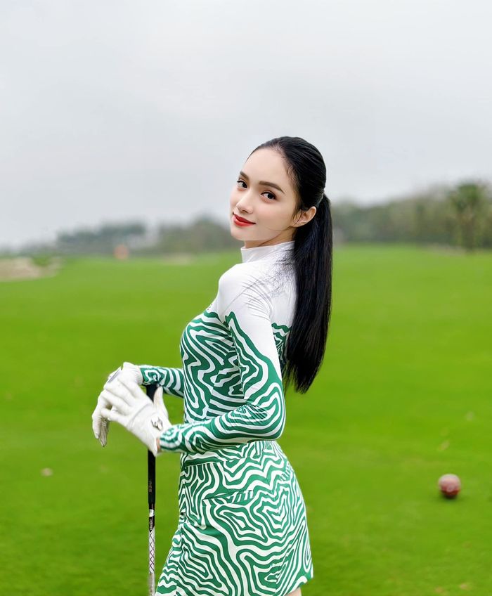 Hương Giang và những lần mất điểm ứng xử: Rủ Thùy Tiên chen hàng