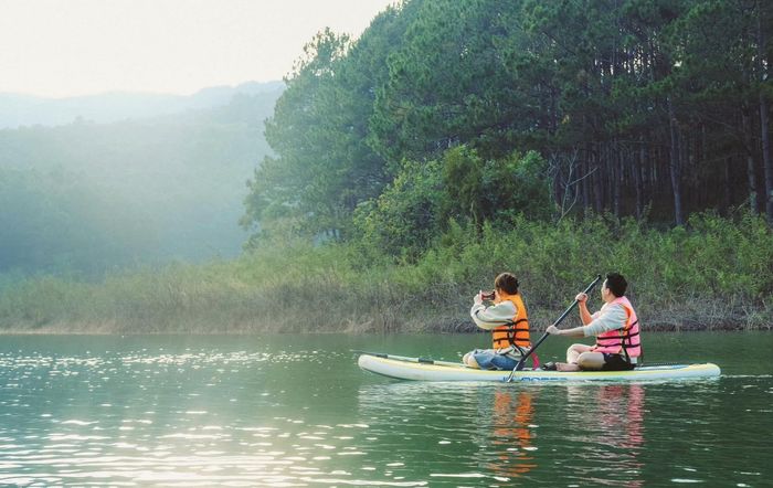 Mặc thị phi trò cũ đá xéo, Trấn Thành và vợ tình bể bình ở Đà Lạt