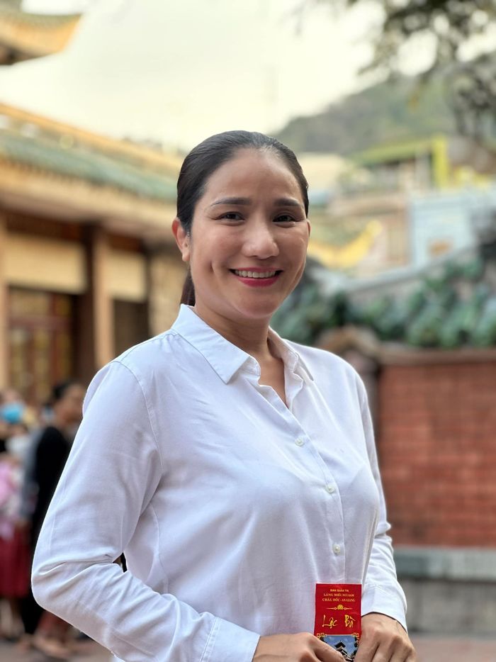 Quyền Linh chăm đăng ảnh ăn cơm với ái nữ: Lọ Lem luôn chiếm spotlight