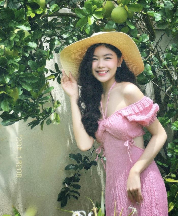 Quyền Linh chăm đăng ảnh ăn cơm với ái nữ: Lọ Lem luôn chiếm spotlight