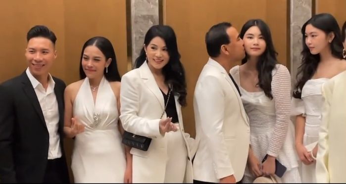 Quyền Linh chăm đăng ảnh ăn cơm với ái nữ: Lọ Lem luôn chiếm spotlight