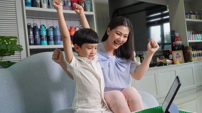 Mẹ đơn thân bản lĩnh của Vbiz: Vượt biến cố theo cách văn minh