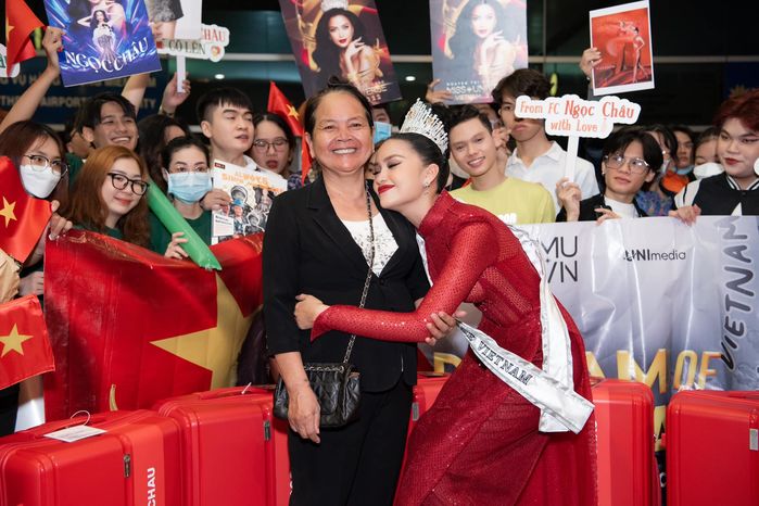 Mẹ Hoa hậu Ngọc Châu lần đầu trang điểm chụp ảnh cùng con gái