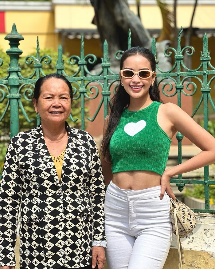 Mẹ Hoa hậu Ngọc Châu lần đầu trang điểm chụp ảnh cùng con gái