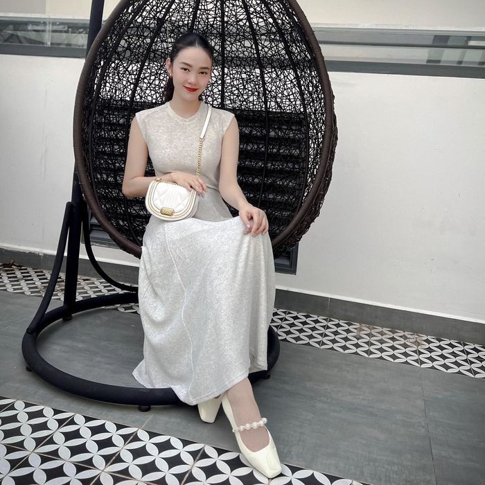 Minh Hằng bầu bí vẫn chăm chạy show, bụng lấp ló thấy cưng
