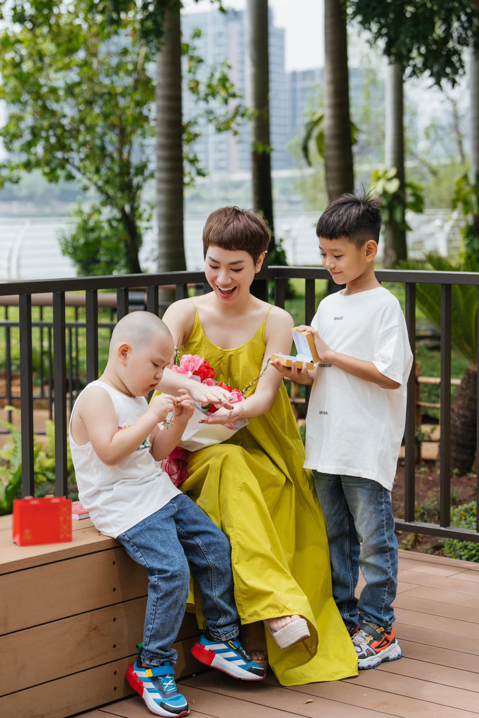 Mỹ nhân Việt khoe quà 8/3: Khánh Thi đón tin vui, tổ ấm thêm người