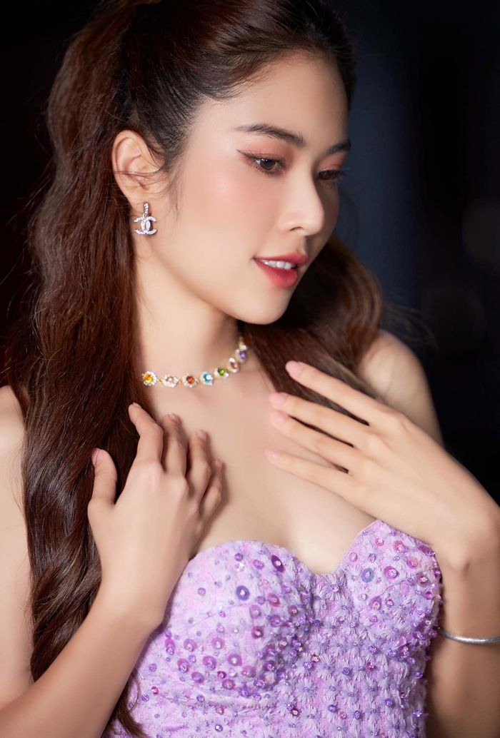 Nam Anh nhường đàn chị trên thảm đỏ, Hương Giang bị chê kém tinh tế
