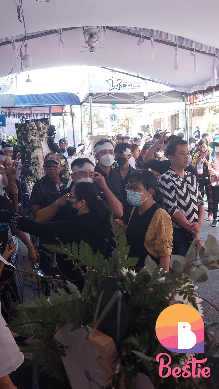 Nghẹn lòng cảnh tiễn đưa NSƯT Vũ Linh: Bình Tinh không còn sức để khóc