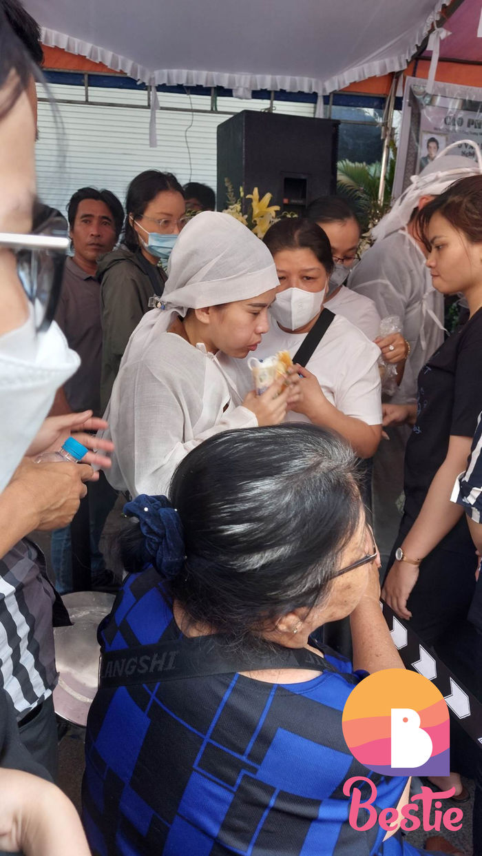 Nghẹn lòng cảnh tiễn đưa NSƯT Vũ Linh: Bình Tinh không còn sức để khóc