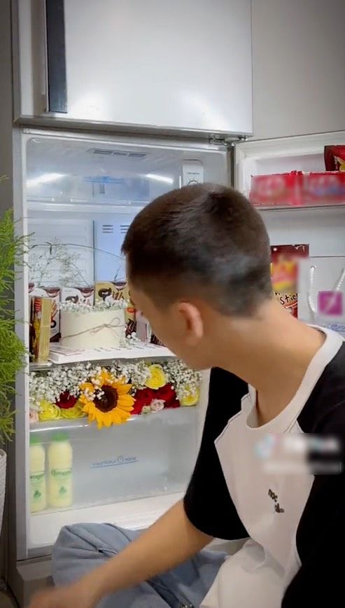 Ngồi trên bàn ăn, chàng trai cầm điện thoại lén chụp ảnh người yêu
