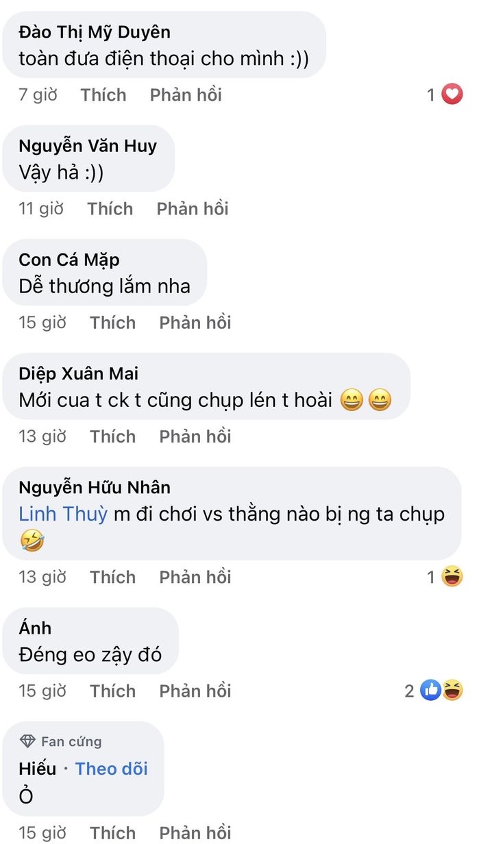 Ngồi trên bàn ăn, chàng trai cầm điện thoại lén chụp ảnh người yêu