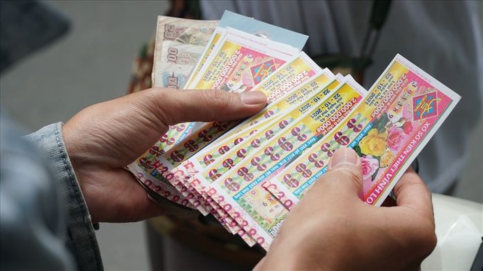 Anh ba gác trúng số 5 tỷ đồng, dùng toàn bộ tiền để giúp người