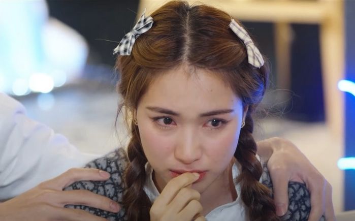 Những lần Hòa Minzy rơi nước mắt vì chuyện tình cảm
