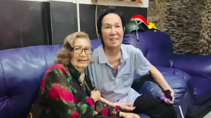 NSƯT Lê Thiện khóc nấc trước linh cữu NSƯT Vũ Linh