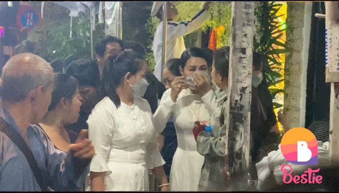 NSƯT Ngọc Huyền đến viếng đàn anh Vũ Linh, vái lạy cảm ơn khán giả
