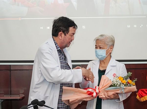 Nữ bác sĩ tận tâm hết mình với nghề, U90 vẫn miệt mài đi làm