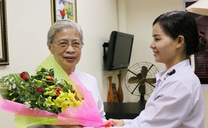Nữ bác sĩ tận tâm hết mình với nghề, U90 vẫn miệt mài đi làm