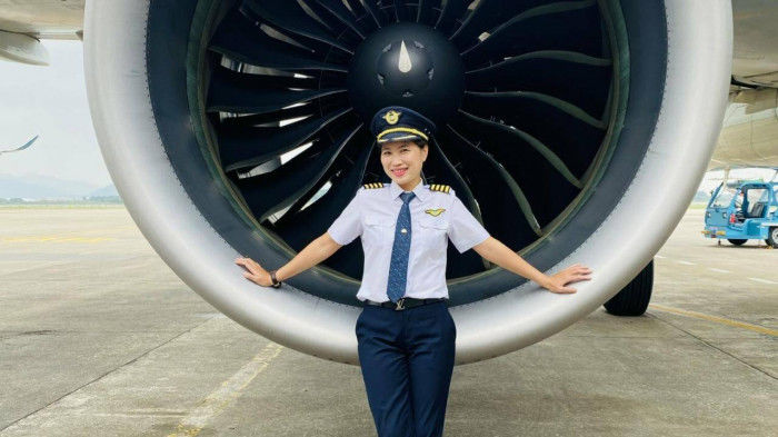 Nữ cơ trưởng đầu tiên tiết lộ góc khuất nghề: Phải yêu nghề mới được