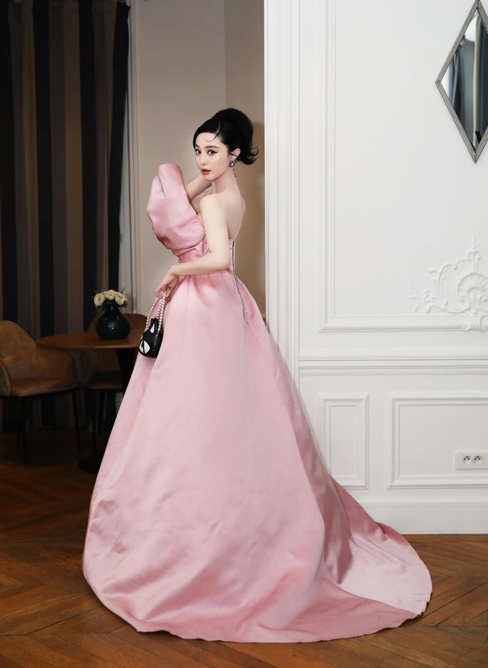 Phạm Băng Băng đẹp không tì vết, đại náo show thời trang tại Paris