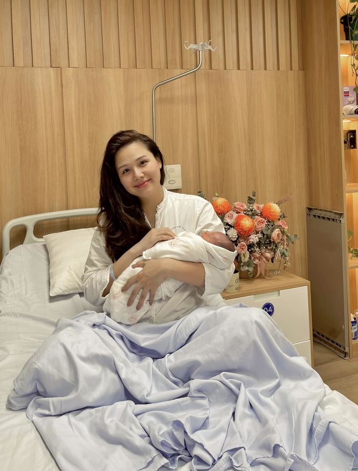 Phanh Lee diện đồ tắm khoe khéo body: Ai tin mới sinh con được 5 tháng