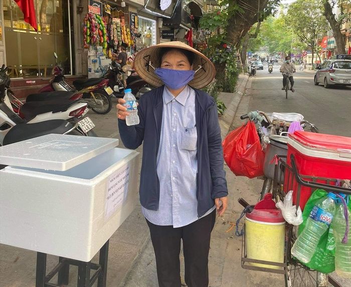 Chủ quán cafe tại Hà Tĩnh tạo bình nước miễn phí cho bà con