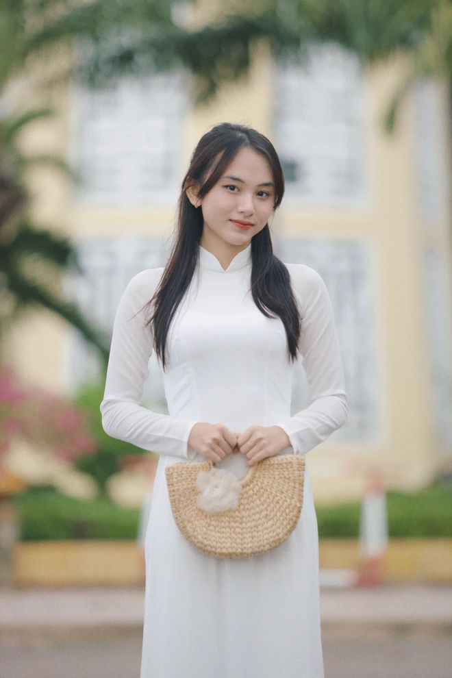 Nữ sinh 2k6 diện áo dài trắng tinh khôi, visual chấp hết camera thường