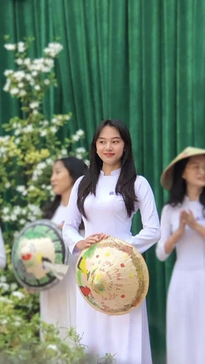 Nữ sinh 2k6 diện áo dài trắng tinh khôi, visual chấp hết camera thường