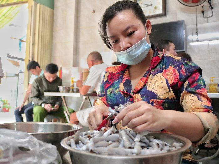 Quán cháo sá sùng gốc Hoa ở Sài thành: Khách lúc nào cũng đông nghẹt