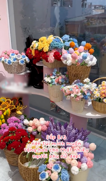 Cô gái tự đan móc hoa bằng len để tặng cho những bóng hồng lam lũ